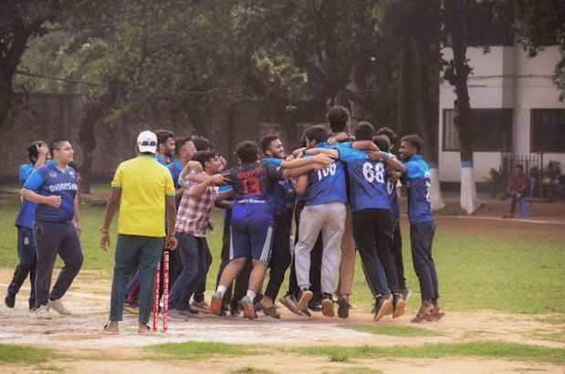 glada fotbollsspelare amatörfotboll
